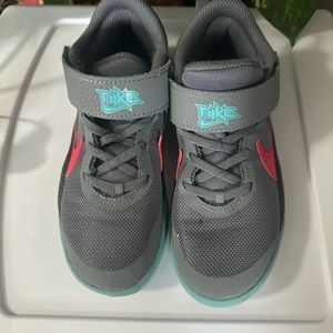 Used Boys Nike Hustle 10 Flyease Sneakers! Size 12.5.